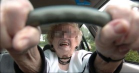 Femeie de 103 ani, prinsă la volanul unei mașini, fără permis de conducere și asigurare: „La vârsta mea fac ce vreau”